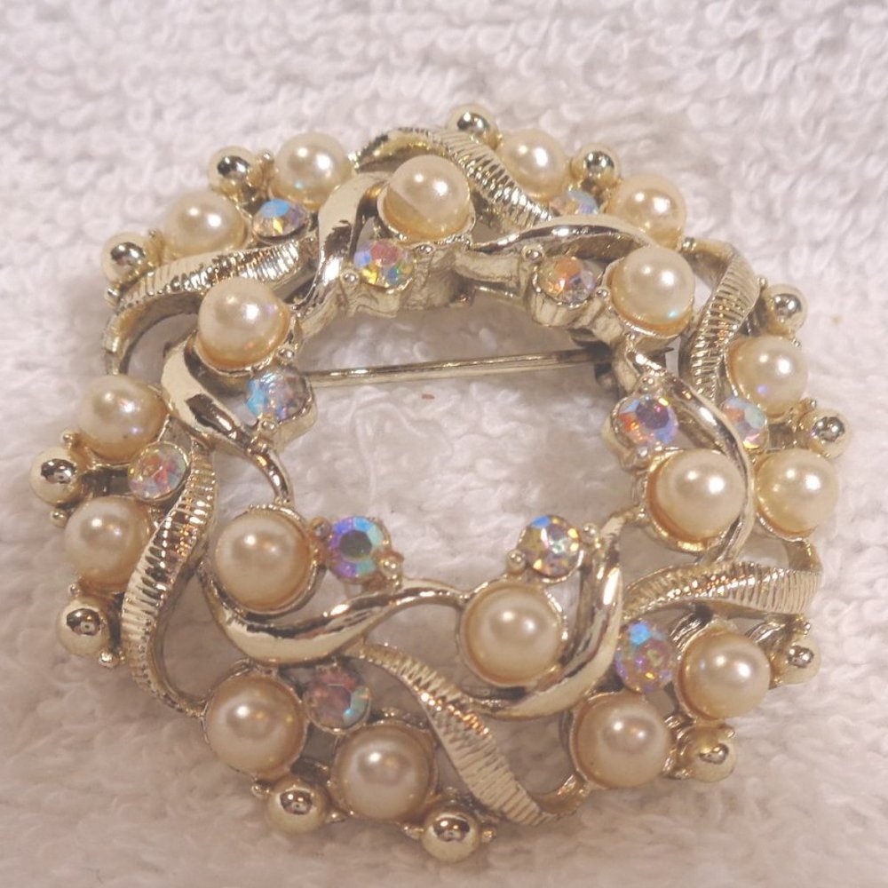 Gorgeous Sparkling Faux Pear Rhinesone Brooch